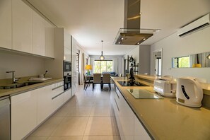 Refrigerador, microondas, horno, placa de cocina
