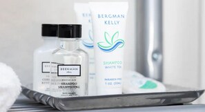 Asciugamani, sapone, shampoo, carta igienica