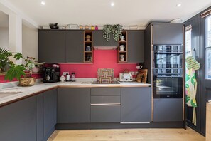 Fridge, microwave, oven, stovetop - Fabulous cosy quiet 3-bedroom home in a cobbled news in East/ North London (London)