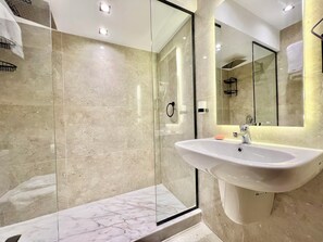 免费洗浴用品、吹风机、浴袍、拖鞋