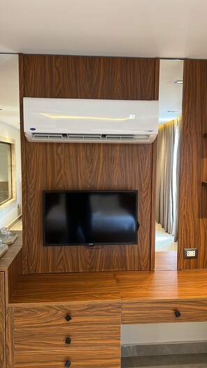 Minibar, in-room safe, blackout drapes, soundproofing - Gaia Pyramids View INN (Giza)