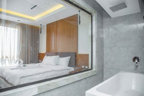 Executive Suite Panoramic Pyramids View | Minibar, safe på rommet, blendingsgardiner og lydisolert