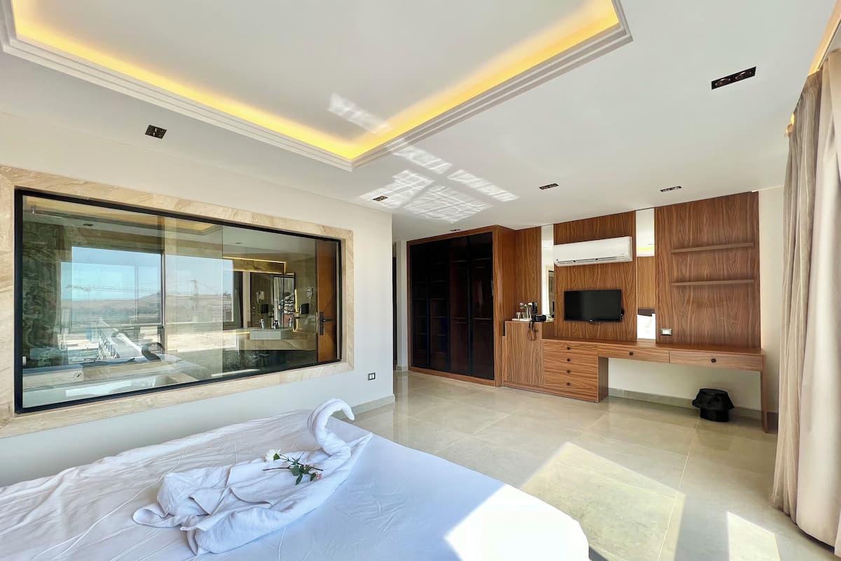 Executive Suite Panoramic Pyramids View | Minibar, una cassaforte in camera, tende oscuranti, insonorizzazione