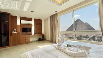 Executive studio suite | Een minibar, een kluis op de kamer, verduisterende gordijnen