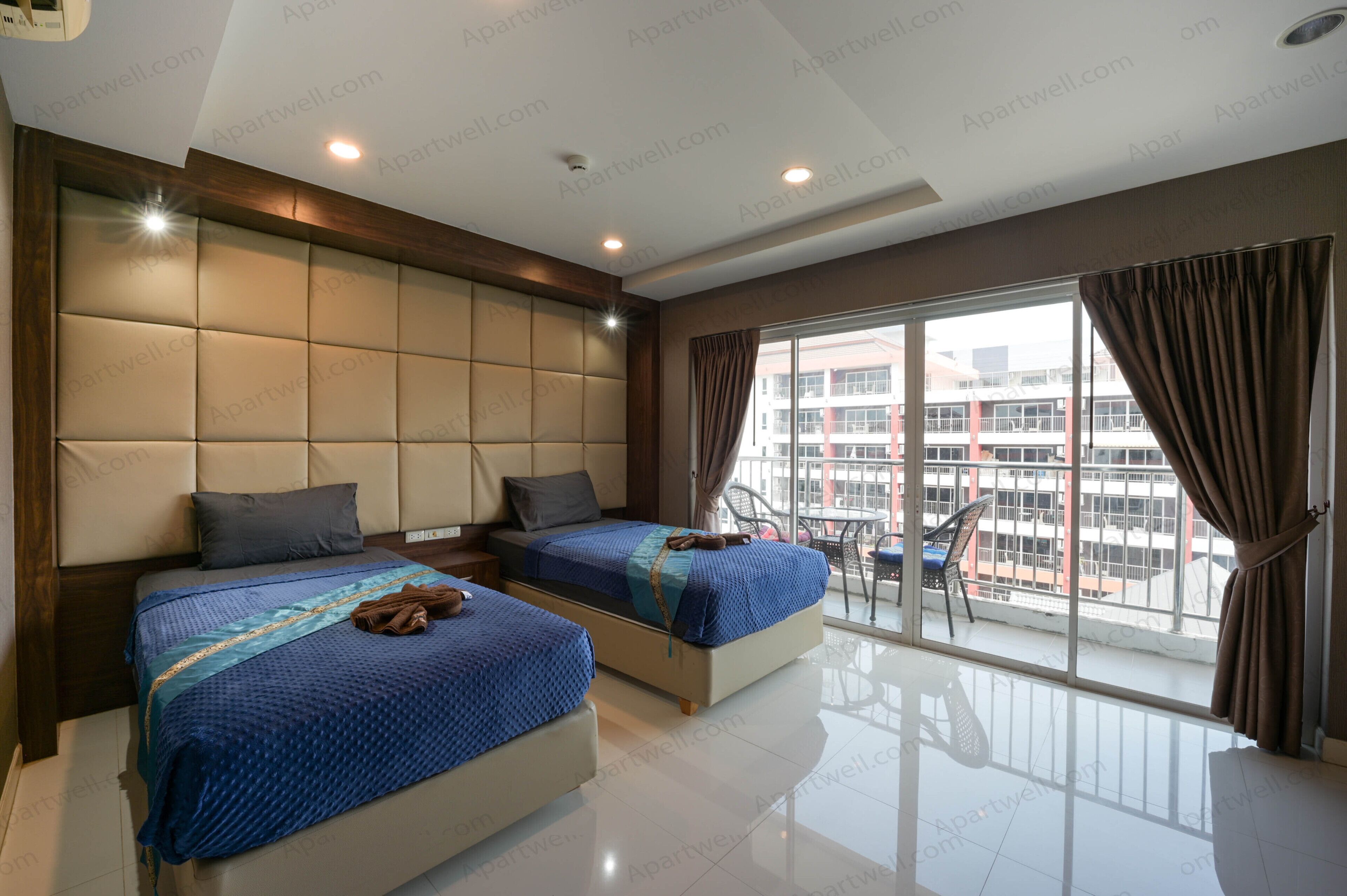 Studio – basic | Skrivebord for bærbar PC, wi-fi (inkludert) og sengetøy