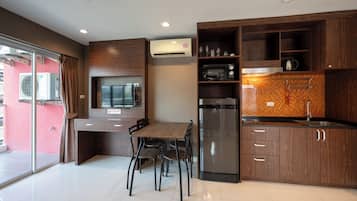 Laptop workspace, free WiFi, bed sheets