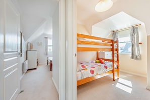 2 habitaciones, cuna de viaje, wifi gratis y ropa de cama