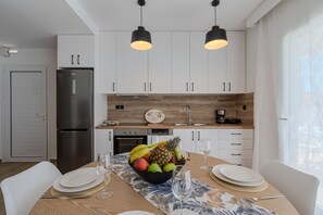 Fridge, oven, dishwasher, coffee/tea maker