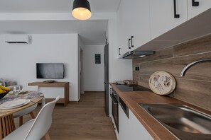 Fridge, oven, dishwasher, coffee/tea maker