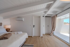 2 soveværelser, pengeskab på værelset, strygejern/strygebræt