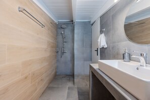 Chuveiro, secador de cabelo, toalhas de banho, shampoo
