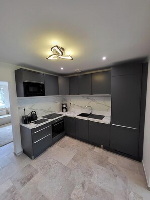 Fridge, microwave, oven, stovetop - Detached house downtown (Dunkerque)