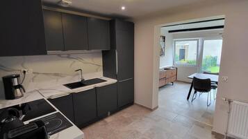 Een koelkast, een microgolfoven, een oven, een kookplaat