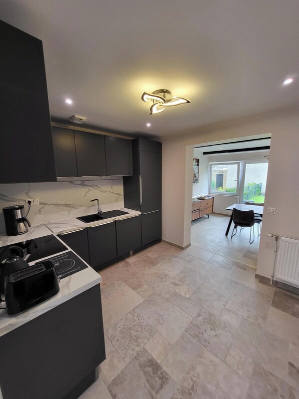 Fridge, microwave, oven, stovetop - Detached house downtown (Dunkerque)