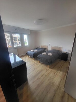 4 chambres, fer et planche à repasser, lit parapluie, Wi-Fi gratuit