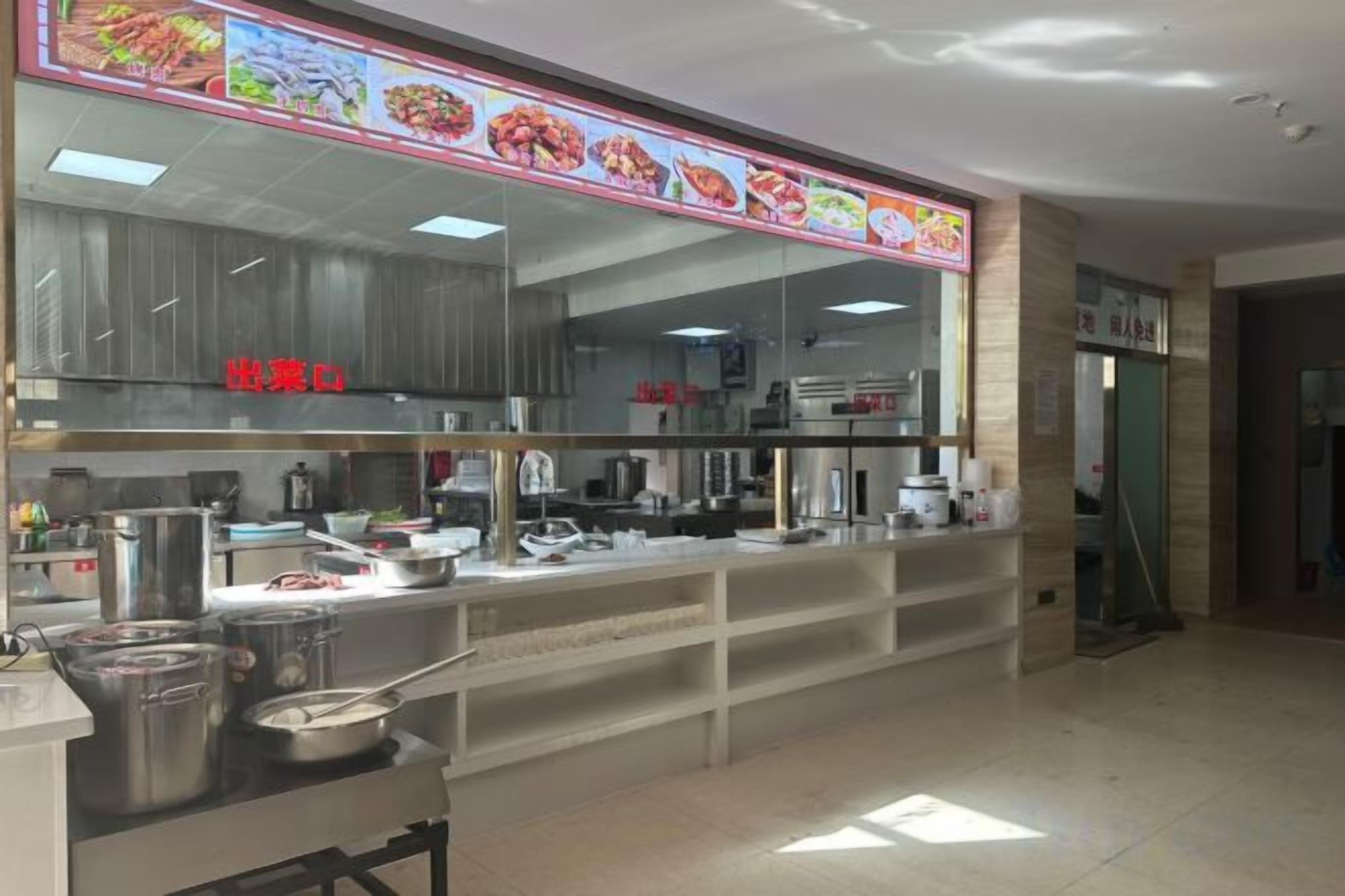 Un área de comida con mostrador, equipo de cocina y menú visible.