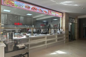 Un área de comida con mostrador, equipo de cocina y menú visible.