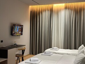 Ropa de cama de alta calidad, colchones con efecto memoria y minibar 