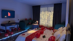 Suite de lujo | Ropa de cama de alta calidad, colchones viscoelásticos, minibar