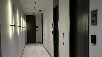 เครื่องนอนระดับพรีเมียม, เตียงเมมโมรีโฟม, มินิบาร์, โต๊ะทำงาน