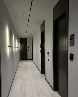 Seprai premium, busa memori, minibar, dan meja kerja