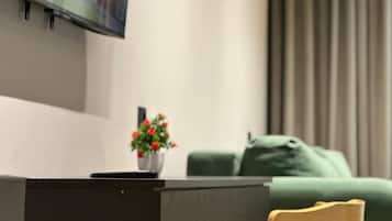 Luxury Suite | Peralatan tempat tidur premium, busa memori, bar mini, meja