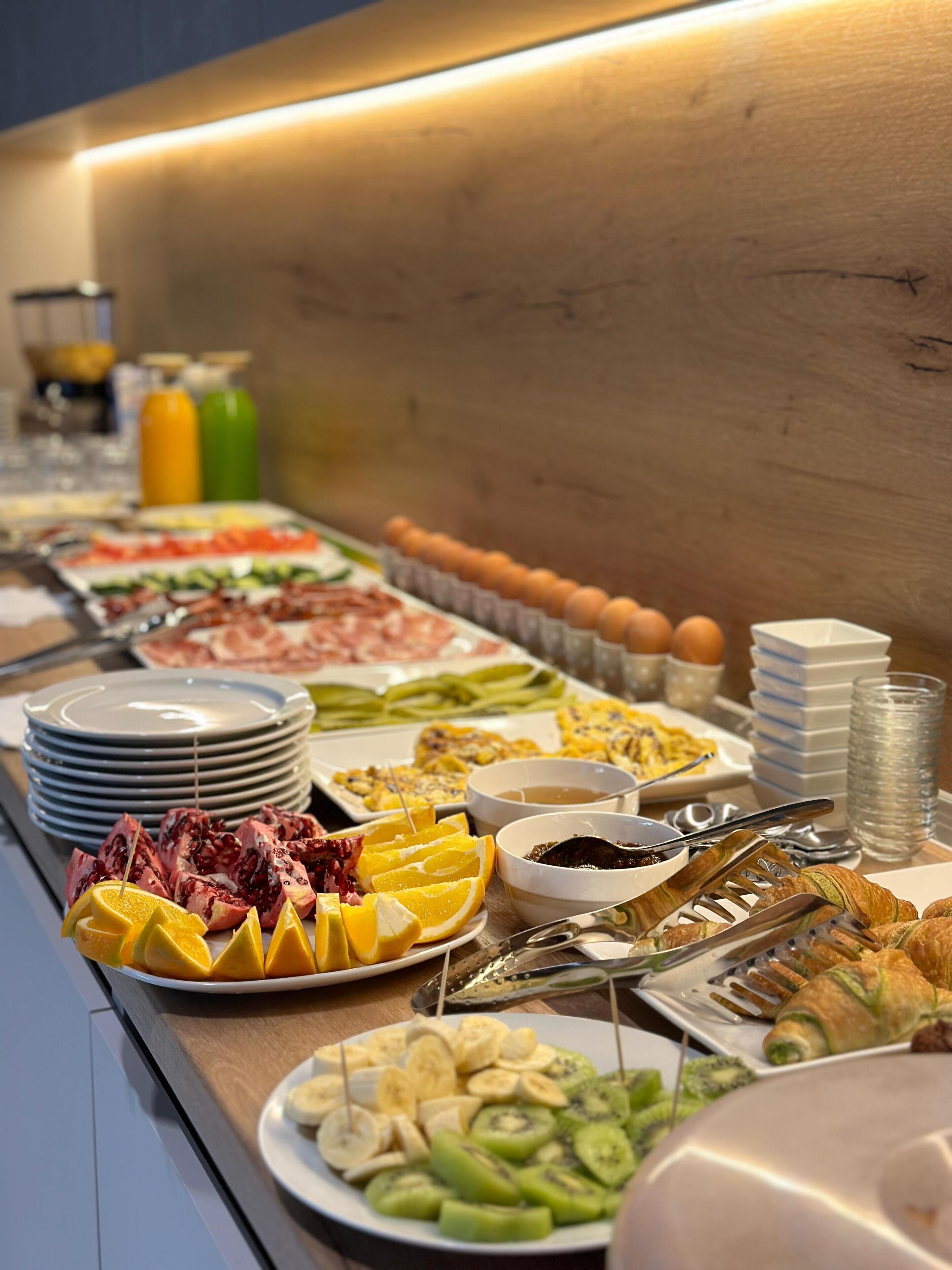 فطور من الأطباق المحلية يوميًا مقابل رسوم