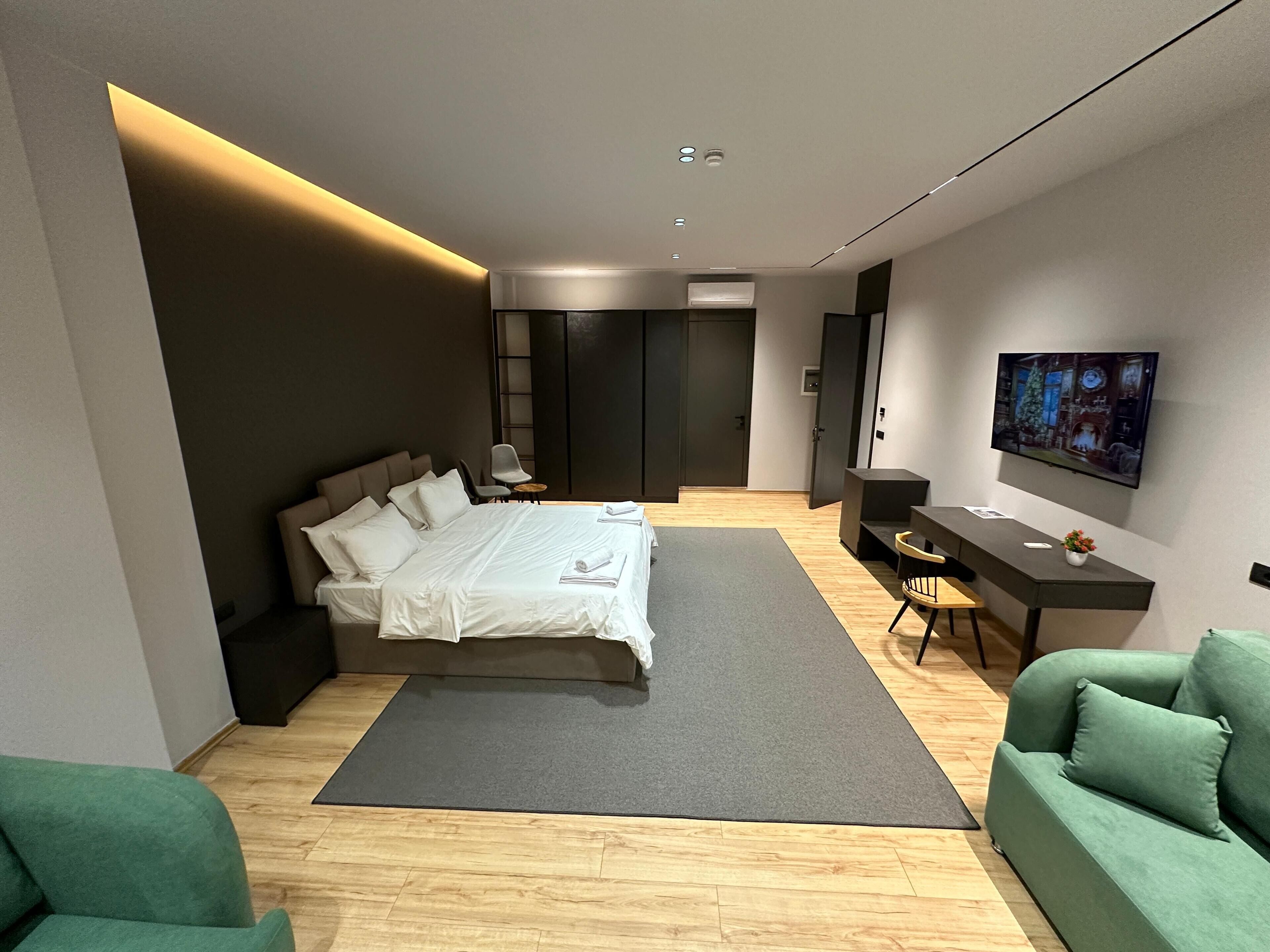 Suite Luxe | Literie de qualité supérieure, matelas mémoire de forme, minibar, bureau