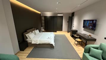 Suite Luxe | Literie de qualité supérieure, matelas mémoire de forme, minibar, bureau