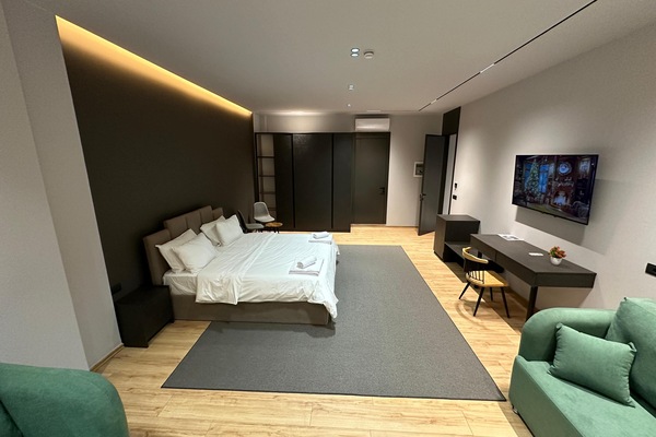 Suite Mewah | Seprai premium, busa memori, minibar, dan meja kerja