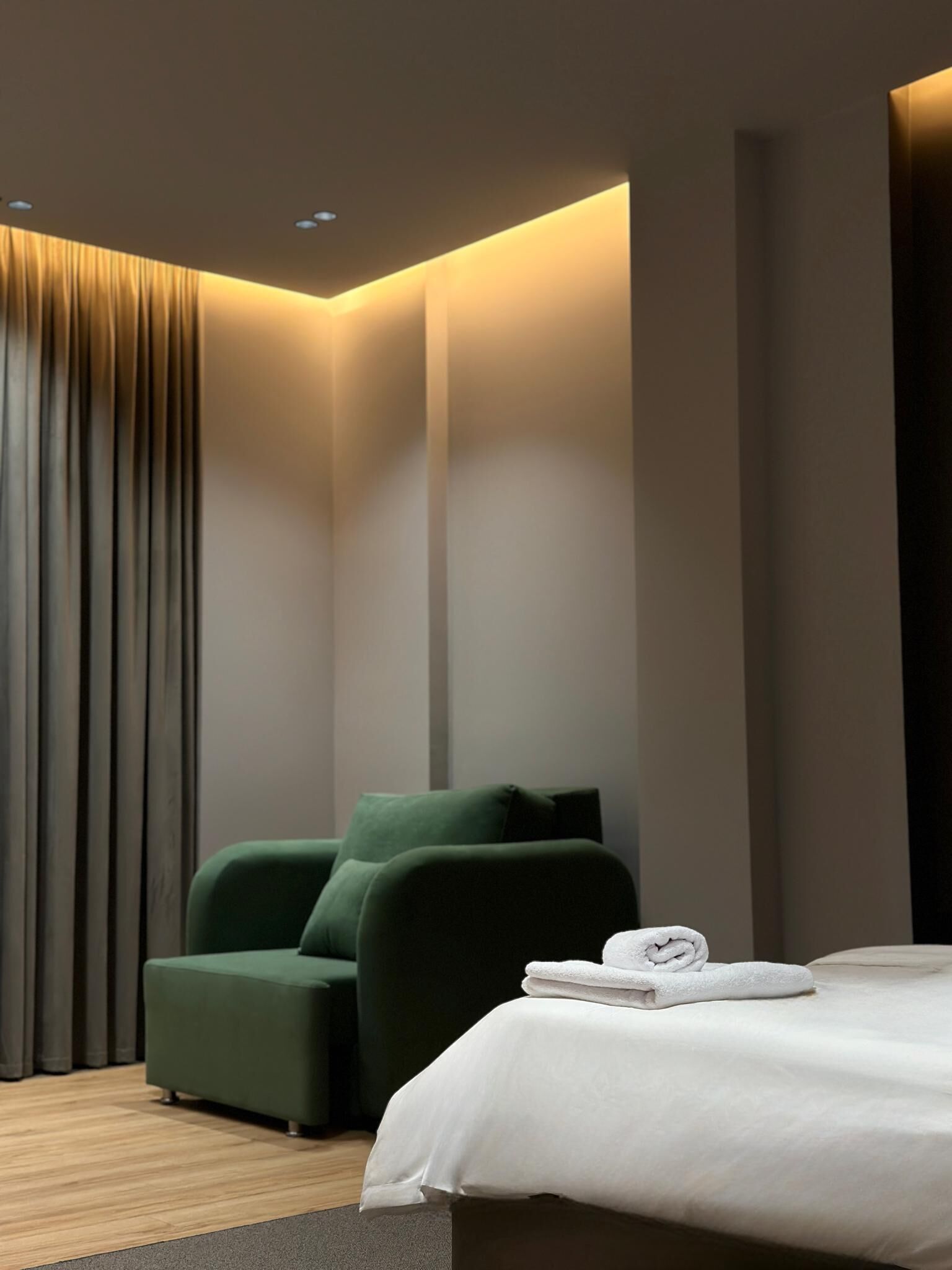 Suite de lujo | Ropa de cama de alta calidad, colchones viscoelásticos, minibar