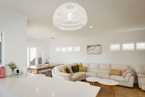 Smart TV, ping pong - Terrific Pet Friendly Home in Central Dunsborough (Dunsborough)