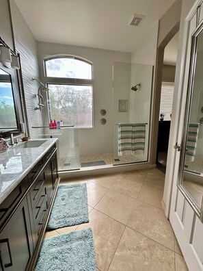 Dusche, Haartrockner, Bidet, Handtücher