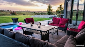 Outdoor pool - "Luxury Meets Nature: Trendy 2-Bedroom Studio in Scenic Oasis (White City)