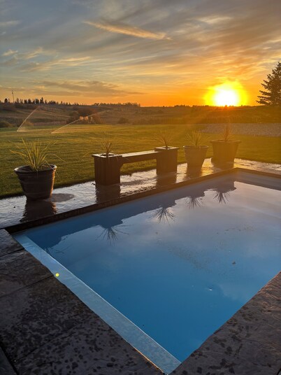 "Luxury Meets Nature: Trendy 2-Bedroom Studio in Scenic Oasis