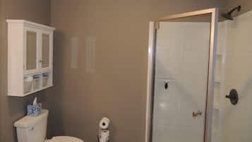 Een douche, een haardroger, handdoeken, zeep
