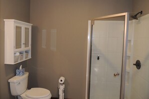 Dusj, hårføner, håndklær og såpe