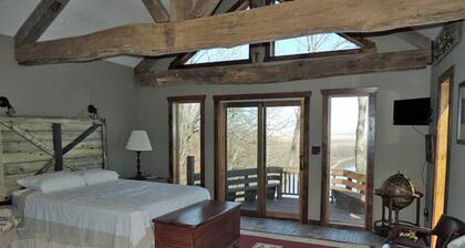 Wine Haus: charming cottage with breathtaking views of the Missouri River!!
