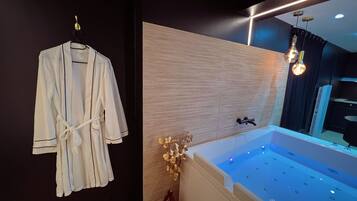 Douche, sĂšche-cheveux, serviettes fournies, savon