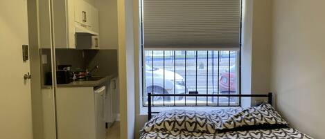 Tabla de planchar con plancha, wifi y ropa de cama