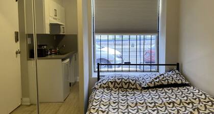 Cozy modern studio in the heart of Downtown Toronto. Walk to subway & university