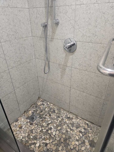 Cozy modern studio in the heart of Downtown Toronto. Walk to subway & university
