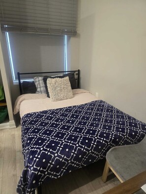 Tabla de planchar con plancha, wifi y ropa de cama 