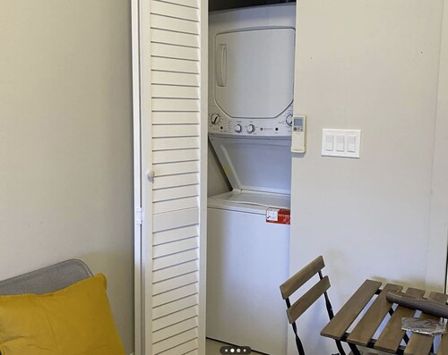 Cozy modern studio in the heart of Downtown Toronto. Walk to subway & university