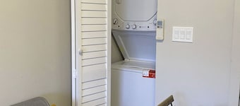 Cozy modern studio in the heart of Downtown Toronto. Walk to subway & university