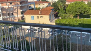 Un quartier résidentiel avec des immeubles, un ciel dégagé et une vue sur la mer.