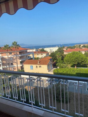 Property grounds - 3-bedroom apartment (Antibes)