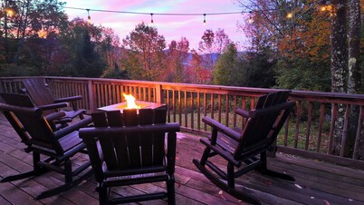 Charming 3BR house, nestled in mountains, pet friendly, 20 minutes from skiing!