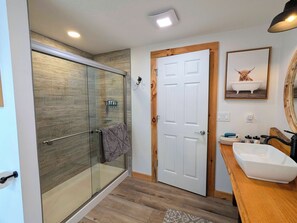Hair dryer, towels, soap, shampoo - Charming 3BR house, nestled in mountains, pet friendly, 20 minutes from skiing! (Stamford)