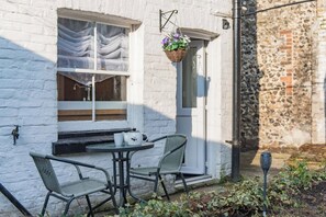 Outdoor dining - Cosy cottage in Temple Ewell, walk to the local pub and Kearsney Abbey (Temple Ewell)